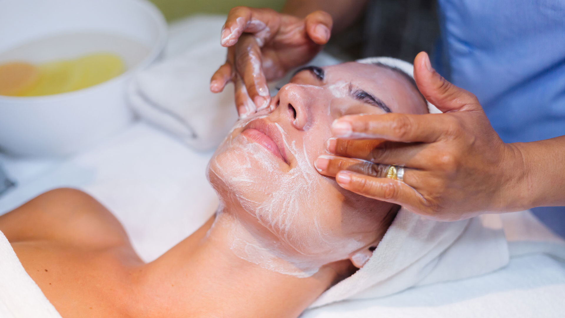 What You Need To Know About Deep Cleansing Facials